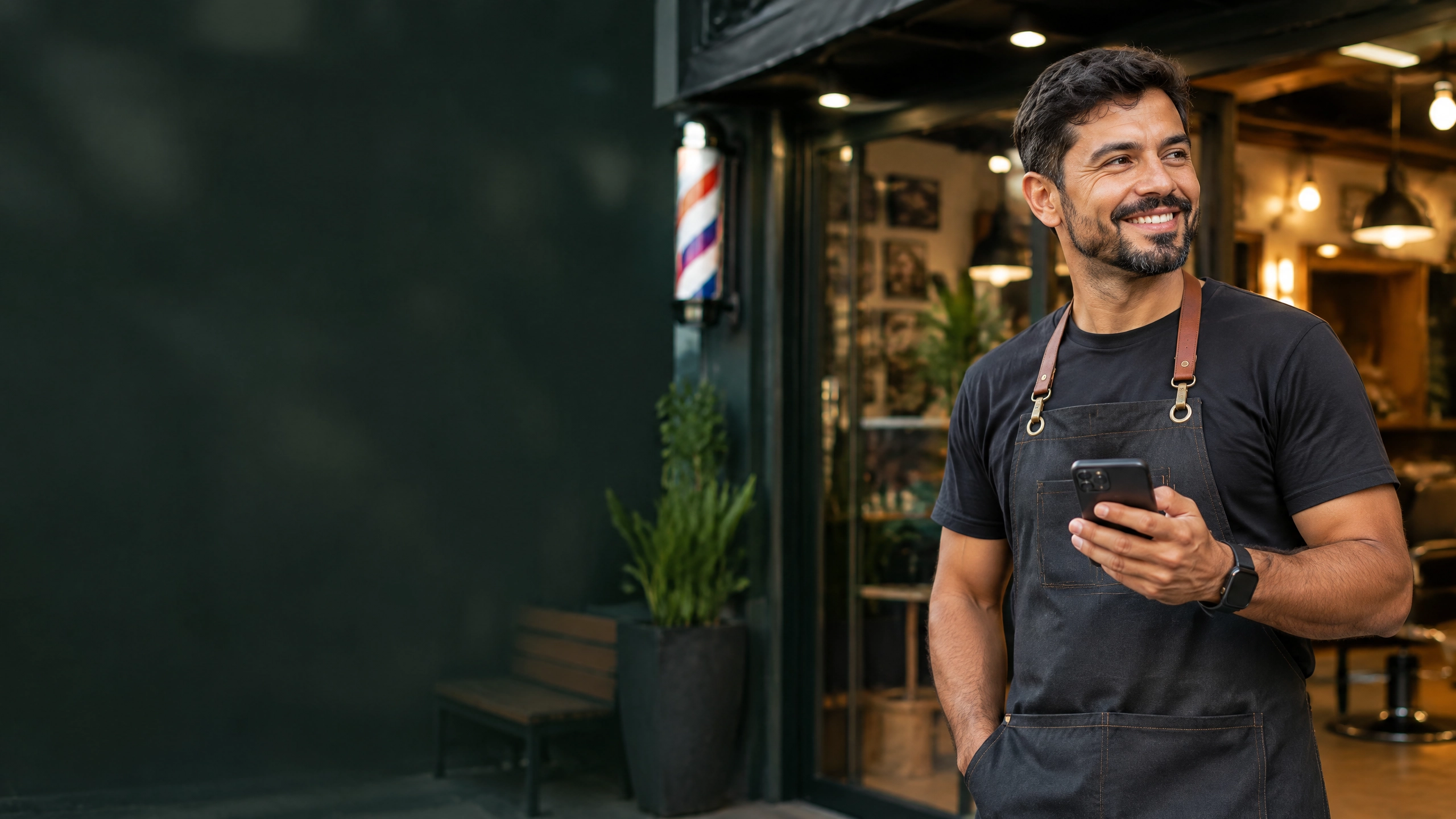 Empresario com celular em frente ao negocio